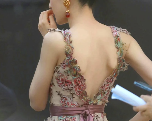 你有翼狀肩胛嗎？肩胛骨外翻矯正訓練，幫您在家自測！