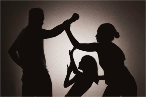 冷暴力、摔東西算家暴嗎？如何應對打巴掌、打小孩家暴＆應急避險