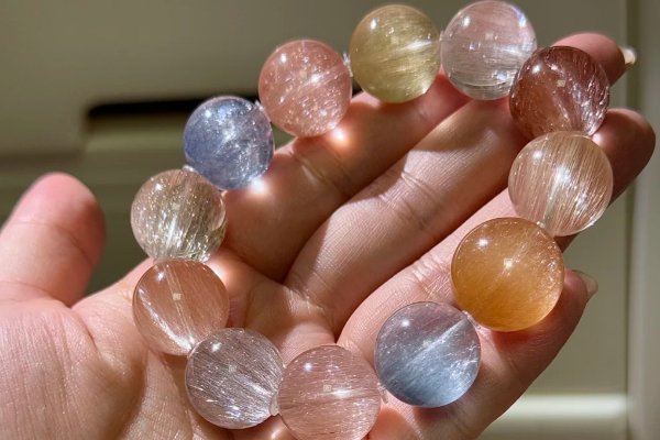 兔毛水晶是什麼？彩色兔毛水晶功效、等級、種類&淨化身心